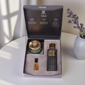 ✨ فضّة… عبير يروي حكاية فخامة ✨💎 فضّة – Eau de Parfum (100ml): يبدأ بلمسات ساحرة من الزعفران واللافندر والحمضيات، يتوسطه عبق التبغ والعود الفاخر، ويستقر على قاعدة خشبية دافئة ممزوجة بالباتشولي والمسك. رائحة آسرة تبقى معك طوال اليوم. 🌹 توليب – Eau de Dukhoon (40g): بخور فاخر بلمسات الورد والفانيليا، ينثر سحراً بودرياً خشبياً يملأ المكان بالدفء والجمال. 🌿 توله قِصّة – (12ml): نفحات شرقية غنية من الجلد والعود والعنبر، ممزوجة بلمسة عطرية عميقة تنبض بالفخامة. 🎁 مجموعة فاخرة في علبة أنيقة، مثالية كهدية أو كلمسة ترف تُكمل أناقتك. 💫 الوشق للعطور… حيث كل رائحة تحكي قصة فخامة.