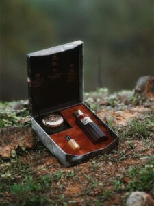 ✨ V60 Collection من وشق للعطور ✨ عطر الفخامة والدفء في لمسة وحدة 💎 خلي رائحة حضورك تحكي عنك ✨ بتناغم فاخر بين القهوة والفانيليا والعنبر يعطيك طاقة وأناقة ما تتكرر ☕🌹 🪔 الطقم يحتوي على: عطر V60 بحجم 100مل بخور دخون فاخر توله عطر مركزه 12مل 💰 السعر: 250 دينار فقط 🔥 📆 لفترة محدودة جداً 💎 V60.. رائحة تُحكي، وأناقة تُرى.