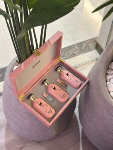 ✨ بوكس الفخامة ✨من براند الوشق للعطور 💎 "وتين".. سر الأناقة والرقي في علبة وحدة 🎀 📦 يتكون البوكس من: 🌸 3 عطور فاخرة 🌸 2 توله مسك راقية تصميم أنيق.. رائحة تخطف الأنفاس.. هدية مثالية لك أو لأحبابك 💖 💫 مع بوكس وتين.. عطرك يحكي عنك