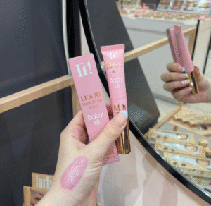 بلاشر فرفشة الكريمي 💕لمسة ناعمة تذوب على البشرة وتعطيك تورّد طبيعي ينعش الوجه من أول تمريرة ✨
قوامه الكريمي الخفيف يندمج بسهولة بدون تكتل، ويعطي ثبات جميل يدوم طول اليوم 🌸
مثالي للإطلالة اليومية واللوك الناعم، وينفع للوجنتين وحتى الشفايف.
💗 لون مشرق وطبيعي
💗 دمج سهل ولمسة مخملية
💗 يناسب كل أنواع البشرة
فرفشة… لأن النعومة تحب تكون لافتة 🤍