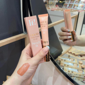 بلاشر فرفشة الكريمي 💕لمسة ناعمة تذوب على البشرة وتعطيك تورّد طبيعي ينعش الوجه من أول تمريرة ✨
قوامه الكريمي الخفيف يندمج بسهولة بدون تكتل، ويعطي ثبات جميل يدوم طول اليوم 🌸
مثالي للإطلالة اليومية واللوك الناعم، وينفع للوجنتين وحتى الشفايف.

💗 لون مشرق وطبيعي
💗 دمج سهل ولمسة مخملية
💗 يناسب كل أنواع البشرة

فرفشة… لأن النعومة تحب تكون لافتة 🤍