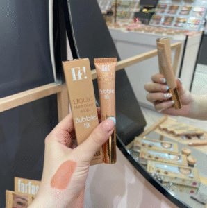 بلاشر فرفشة الكريمي 💕لمسة ناعمة تذوب على البشرة وتعطيك تورّد طبيعي ينعش الوجه من أول تمريرة ✨
قوامه الكريمي الخفيف يندمج بسهولة بدون تكتل، ويعطي ثبات جميل يدوم طول اليوم 🌸
مثالي للإطلالة اليومية واللوك الناعم، وينفع للوجنتين وحتى الشفايف.

💗 لون مشرق وطبيعي
💗 دمج سهل ولمسة مخملية
💗 يناسب كل أنواع البشرة

فرفشة… لأن النعومة تحب تكون لافتة 🤍