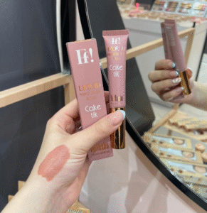 بلاشر فرفشة الكريمي 💕لمسة ناعمة تذوب على البشرة وتعطيك تورّد طبيعي ينعش الوجه من أول تمريرة ✨ قوامه الكريمي الخفيف يندمج بسهولة بدون تكتل، ويعطي ثبات جميل يدوم طول اليوم 🌸 مثالي للإطلالة اليومية واللوك الناعم، وينفع للوجنتين وحتى الشفايف. 💗 لون مشرق وطبيعي 💗 دمج سهل ولمسة مخملية 💗 يناسب كل أنواع البشرة فرفشة… لأن النعومة تحب تكون لافتة 🤍