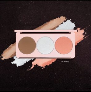 ✨ باليت BOLVER الثلاثي – كل ملامحك مرتّبة في بايليت وحدة! يجمعلك أحلى كنتور، بلشر، وهايلايتر في تركيبة ناعمة تندمج بسهولة وتعطي تحديد طبيعي ولمسة إشراقة فخمة. مناسب لكل يوم وللمناسبات