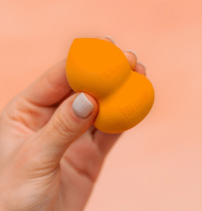 💗 بيوتي بلندر فرفشة 💗توزيع مثالي ولمسة ناعمة بدون خطوط ✨
تمتص أقل كمية من المنتج وتخلي الفاونديشن يطلع طبيعي ومتجانس 👌
ناعمة على البشرة، وسهلة الاستخدام حتى للمبتدئات 💄
تعطيك تغطية متوازنة ولمسة احترافية من أول استخدام 🌸

📌 مناسبة للفاونديشن، الكونسيلر والكريمات
📌 نتيجة ناعمة وطبيعية