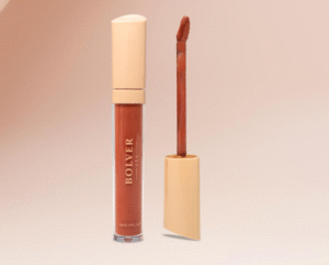 روج سائل بتركيبة خفيفة ولمسة ناعمة تمنح الشفاه لوناً جذاباً ومتناسقاً 💄 يجف بثبات مريح دون إحساس بالجفاف، ليبقى اللون أنيقاً لساعات طويلة ✨ اختيار مثالي لإطلالة هادئة وجذابة في كل الأوقات 🌷