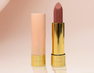 💄 لب ستيك مس دعاء من BOLVERلون أنيق ولمسة فخمة تكمّل جمالك في كل وقت ✨
تركيبة ناعمة تنساب على الشفاه، تغطية مثالية من أول تمريرة، وثبات يطوّل مع إحساس خفيف ومريح 💋
ألوان راقية تناسب الإطلالات اليومية والمناسبات الخاصة بدون ما تنشف الشفاه 🌸

✔ ملمس مخملي
✔ لون غني وواضح
✔ ثبات ممتاز
✔ مريح على الشفاه