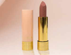 💄 لب ستيك مس دعاء من BOLVERلون أنيق ولمسة فخمة تكمّل جمالك في كل وقت ✨
تركيبة ناعمة تنساب على الشفاه، تغطية مثالية من أول تمريرة، وثبات يطوّل مع إحساس خفيف ومريح 💋
ألوان راقية تناسب الإطلالات اليومية والمناسبات الخاصة بدون ما تنشف الشفاه 🌸

✔ ملمس مخملي
✔ لون غني وواضح
✔ ثبات ممتاز
✔ مريح على الشفاه