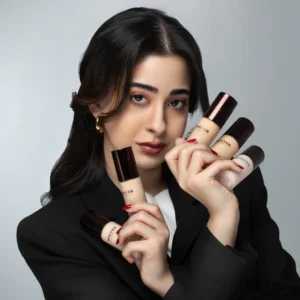 تميز أساس بولفر الكوري بتركيبته الفريدة التي توفر تغطية متوسطة إلى كاملة، مما يجعله مثاليًا لإخفاء العيوب وتوحيد لون البشرة بشكل طبيعي ومتناسق. يحتوي على خلاصة الزيوت الطبيعية التي تمنح البشرة ترطيبًا عميقًا، مما يساعد على الحفاظ على مظهر صحي ومشرق طوال اليوم. يمنحك هذا الأساس ثباتًا طويل الأمد دون أن يثقل البشرة، مما يجعله خيارًا رائعًا للاستخدام اليومي أو المناسبات الخاصة. يناسب بشكل خاص البشرة الجافة والمختلطة، حيث يعمل على ترطيبها دون التسبب في لمعان زائد.