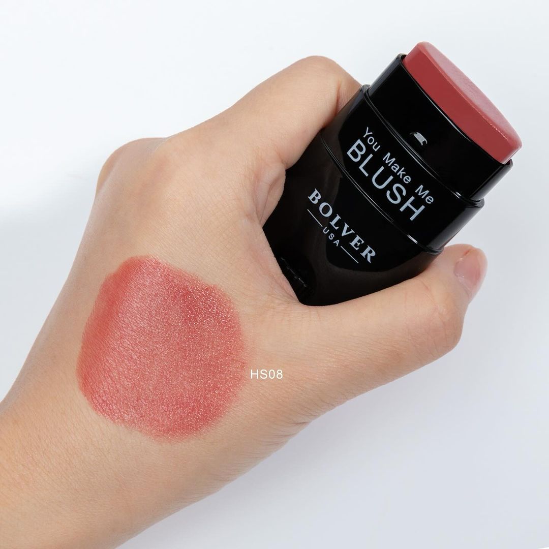 🌸 بلاشر كريمي ستك – لمسة طبيعية وإشراقة تدوم! أضفي لمسة حيوية على خديك مع BOLVER Creamy Stick Blusher سهل التطبيق، يندمج بسلاسة مع البشرة، ويمنحك إشراقة طبيعية ودافئة. مميزاته: • تركيبة كريمية ناعمة وسهلة الدمج. • يمنح الخدين لوناً طبيعيًا يدوم لساعات. • مناسب لجميع أنواع البشرة ويضفي إشراقة صحية. • لا يترك خطوط أو طبقات غير مرغوبة. • تصميم ستك عملي لتطبيق سريع في أي وقت