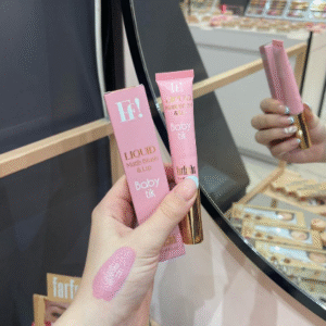 بلاشر فرفشة الكريمي 💕 لمسة ناعمة تذوب على البشرة وتعطيك تورّد طبيعي ينعش الوجه من أول تمريرة ✨ قوامه الكريمي الخفيف يندمج بسهولة بدون تكتل، ويعطي ثبات جميل يدوم طول اليوم 🌸 مثالي للإطلالة اليومية واللوك الناعم، وينفع للوجنتين وحتى الشفايف. 💗 لون مشرق وطبيعي 💗 دمج سهل ولمسة مخملية 💗 يناسب كل أنواع البشرة فرفشة… لأن النعومة تحب تكون لافتة 🤍