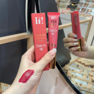 بلاشر فرفشة الكريمي 💕 لمسة ناعمة تذوب على البشرة وتعطيك تورّد طبيعي ينعش الوجه من أول تمريرة ✨ قوامه الكريمي الخفيف يندمج بسهولة بدون تكتل، ويعطي ثبات جميل يدوم طول اليوم 🌸 مثالي للإطلالة اليومية واللوك الناعم، وينفع للوجنتين وحتى الشفايف. 💗 لون مشرق وطبيعي 💗 دمج سهل ولمسة مخملية 💗 يناسب كل أنواع البشرة فرفشة… لأن النعومة تحب تكون لافتة 🤍