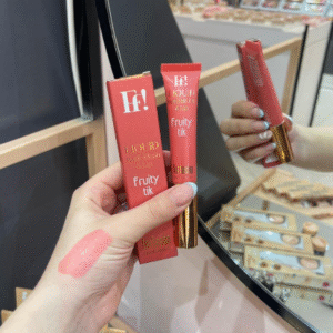 بلاشر فرفشة الكريمي 💕 لمسة ناعمة تذوب على البشرة وتعطيك تورّد طبيعي ينعش الوجه من أول تمريرة ✨ قوامه الكريمي الخفيف يندمج بسهولة بدون تكتل، ويعطي ثبات جميل يدوم طول اليوم 🌸 مثالي للإطلالة اليومية واللوك الناعم، وينفع للوجنتين وحتى الشفايف. 💗 لون مشرق وطبيعي 💗 دمج سهل ولمسة مخملية 💗 يناسب كل أنواع البشرة فرفشة… لأن النعومة تحب تكون لافتة 🤍