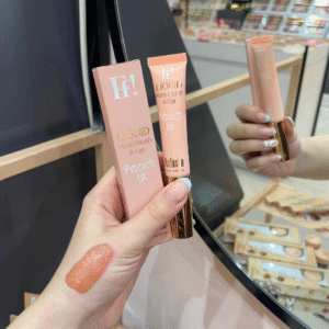 بلاشر فرفشة الكريمي 💕 لمسة ناعمة تذوب على البشرة وتعطيك تورّد طبيعي ينعش الوجه من أول تمريرة ✨ قوامه الكريمي الخفيف يندمج بسهولة بدون تكتل، ويعطي ثبات جميل يدوم طول اليوم 🌸 مثالي للإطلالة اليومية واللوك الناعم، وينفع للوجنتين وحتى الشفايف. 💗 لون مشرق وطبيعي 💗 دمج سهل ولمسة مخملية 💗 يناسب كل أنواع البشرة فرفشة… لأن النعومة تحب تكون لافتة 🤍