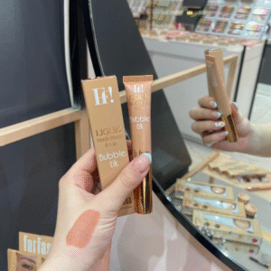 بلاشر فرفشة الكريمي 💕 لمسة ناعمة تذوب على البشرة وتعطيك تورّد طبيعي ينعش الوجه من أول تمريرة ✨ قوامه الكريمي الخفيف يندمج بسهولة بدون تكتل، ويعطي ثبات جميل يدوم طول اليوم 🌸 مثالي للإطلالة اليومية واللوك الناعم، وينفع للوجنتين وحتى الشفايف. 💗 لون مشرق وطبيعي 💗 دمج سهل ولمسة مخملية 💗 يناسب كل أنواع البشرة فرفشة… لأن النعومة تحب تكون لافتة 🤍