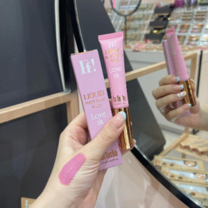 بلاشر فرفشة الكريمي 💕 لمسة ناعمة تذوب على البشرة وتعطيك تورّد طبيعي ينعش الوجه من أول تمريرة ✨ قوامه الكريمي الخفيف يندمج بسهولة بدون تكتل، ويعطي ثبات جميل يدوم طول اليوم 🌸 مثالي للإطلالة اليومية واللوك الناعم، وينفع للوجنتين وحتى الشفايف. 💗 لون مشرق وطبيعي 💗 دمج سهل ولمسة مخملية 💗 يناسب كل أنواع البشرة فرفشة… لأن النعومة تحب تكون لافتة 🤍