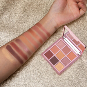 بايليت ظلال BOLVER – 9 ألوان درجات مطفية ولمعة، ناعمة وتندمج بسهولة، وثباتها عالي. تعطي لوك يومي وسهرات بحجم عملي وخفيف.