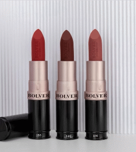 حمر شفاه بولفير لون غني وثابت من أول لمسة 💄 تركيبة ناعمة وكريمية تعطيك تغطية مثالية بدون جفاف، وثبات يدوم لساعات مع إحساس مريح على الشفايف. اختيارك الأمثل لإطلالة أنيقة وجذابة في كل وقت ✨