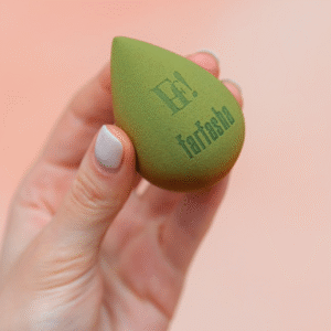 💗 بيوتي بلندر فرفشة 💗 توزيع مثالي ولمسة ناعمة بدون خطوط ✨ تمتص أقل كمية من المنتج وتخلي الفاونديشن يطلع طبيعي ومتجانس 👌 ناعمة على البشرة، وسهلة الاستخدام حتى للمبتدئات 💄 تعطيك تغطية متوازنة ولمسة احترافية من أول استخدام 🌸 📌 مناسبة للفاونديشن، الكونسيلر والكريمات 📌 نتيجة ناعمة وطبيعية