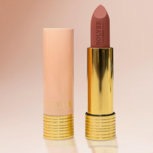 💄 لب ستيك مس دعاء من BOLVER لون أنيق ولمسة فخمة تكمّل جمالك في كل وقت ✨ تركيبة ناعمة تنساب على الشفاه، تغطية مثالية من أول تمريرة، وثبات يطوّل مع إحساس خفيف ومريح 💋 ألوان راقية تناسب الإطلالات اليومية والمناسبات الخاصة بدون ما تنشف الشفاه 🌸 ✔ ملمس مخملي ✔ لون غني وواضح ✔ ثبات ممتاز ✔ مريح على الشفاه