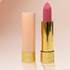 💄 لب ستيك مس دعاء من BOLVER لون أنيق ولمسة فخمة تكمّل جمالك في كل وقت ✨ تركيبة ناعمة تنساب على الشفاه، تغطية مثالية من أول تمريرة، وثبات يطوّل مع إحساس خفيف ومريح 💋 ألوان راقية تناسب الإطلالات اليومية والمناسبات الخاصة بدون ما تنشف الشفاه 🌸 ✔ ملمس مخملي ✔ لون غني وواضح ✔ ثبات ممتاز ✔ مريح على الشفاه