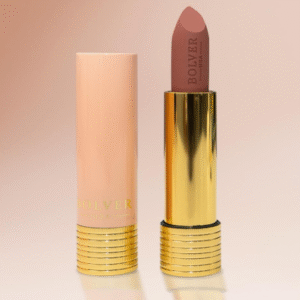 💄 لب ستيك مس دعاء من BOLVER لون أنيق ولمسة فخمة تكمّل جمالك في كل وقت ✨ تركيبة ناعمة تنساب على الشفاه، تغطية مثالية من أول تمريرة، وثبات يطوّل مع إحساس خفيف ومريح 💋 ألوان راقية تناسب الإطلالات اليومية والمناسبات الخاصة بدون ما تنشف الشفاه 🌸 ✔ ملمس مخملي ✔ لون غني وواضح ✔ ثبات ممتاز ✔ مريح على الشفاه